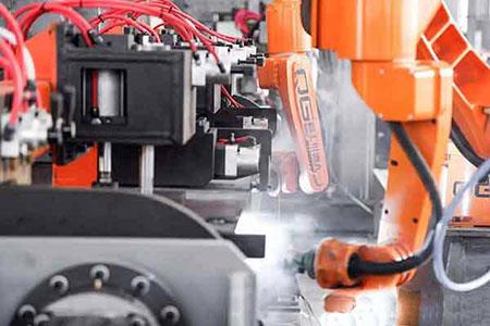 End beam svejse robot er ved at blive sat i brug på en stor skala.jpg End beam welding robot is about to put into use on a large scale.jpg